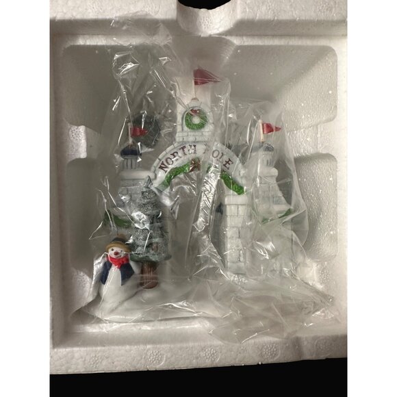 Heritage Village Collection North Pole Gate  Porcelain Dept 56 5632-4 - Picture 6 of 11